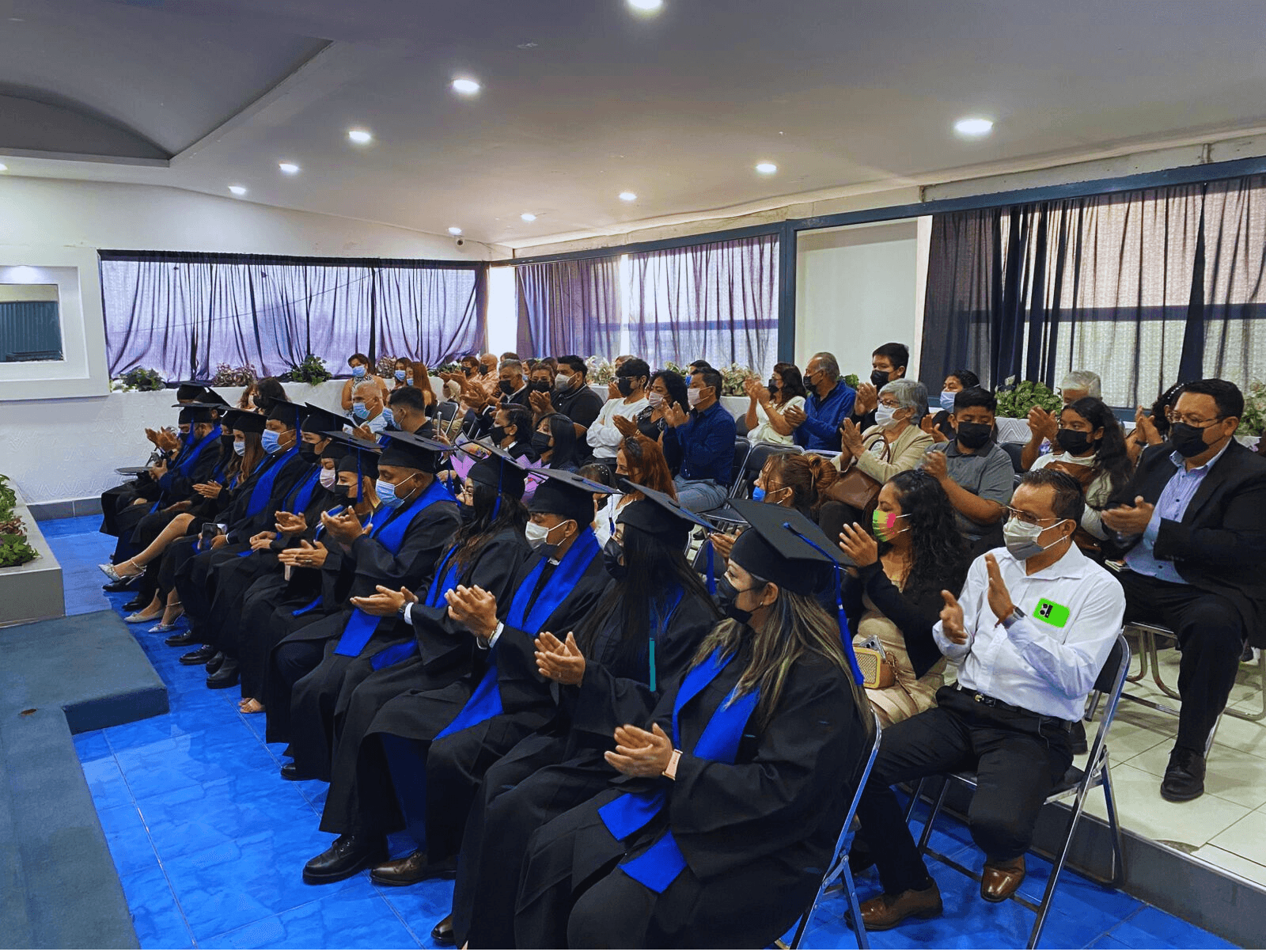 Comunidad de licenciaturas durante una ceremonia académica de UNIVAMEX
