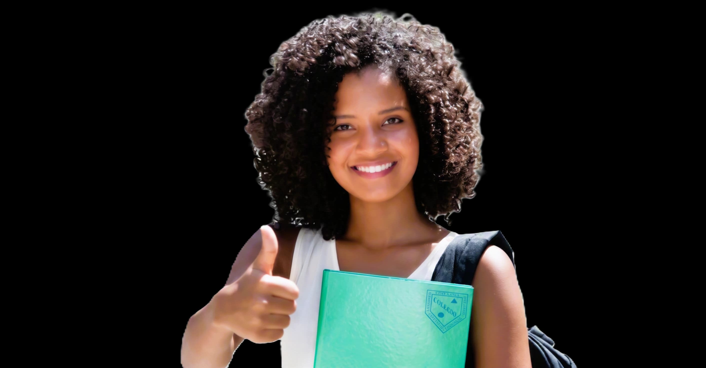 Estudiante de UNIVAMEX sonriendo con carpeta